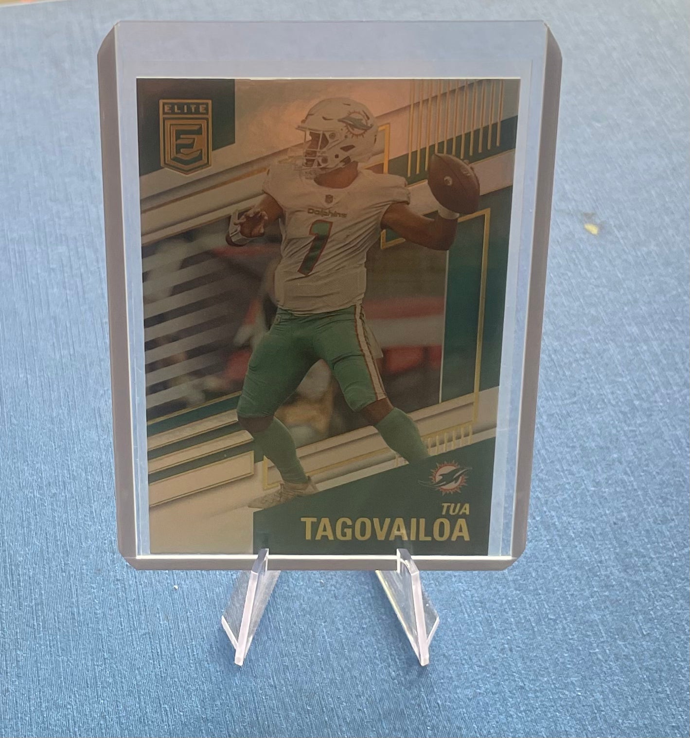 Tua Tagoailoa Miami Dolphins 2022 Donruss Elite (stand included)